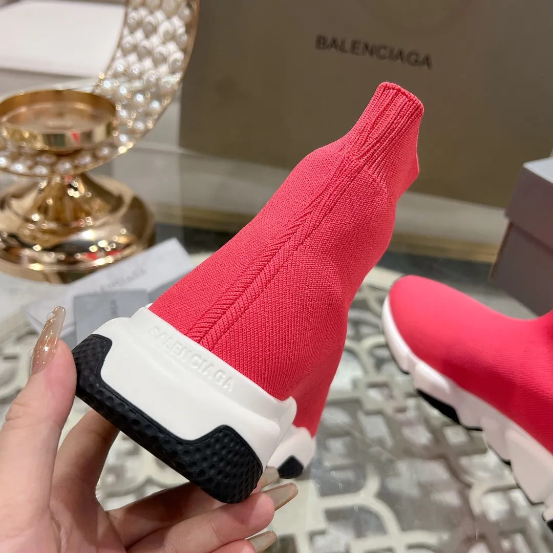 👟👟Ex-factory price 400👟👟 Balenciaga classic sock boots, originally produced by the factory, purchasing agent level. The latest original outsole mold, (TPU ten-vacuum outsole, the highest version on the market, please do not compare prices with TPR outsole, don’t bother if you don’t know the product) The black, white and red three-color vacuum sole shows high-end luxury. •Upper: elastic fly weave double-layer composite gold wire high-elastic knitted mesh cotton •Inner lining: imported double-sided velvet, which is comfortable and resilient to shape •Insole: original imported terry cloth, breathable but not fading •Sole: TPU ten-vacuum outsole (to eliminate pores) •Packaging: full set of packaging (certificate, invoice, cloth bag, handbag) •Size: 34-45 standard code (34, 45, 46.47 can be customized and are not returnable)